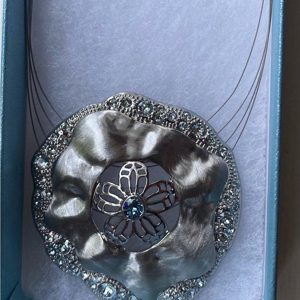 Elegant Silver Floral Pendant Necklace